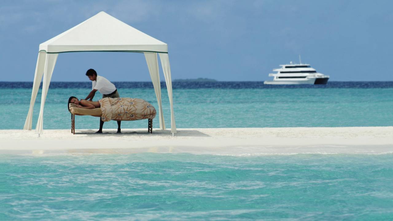 Masajes en la playa con un masajista profesional CRUCEROS FOUR SEASONS EXPLORER MALDIVAS MALDIVES CRUISES HONEYMOON CRUISES CRUCEROS VIAJES DE NOVIOS MALDIVAS LUNAS DE MIEL OFERTAS MALDIVAS